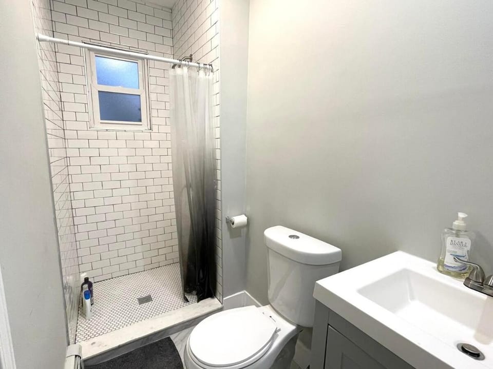 3Bedrm Apartment-Free Private Parking-5 Min to Airport & Downtown Apartment in Chelsea