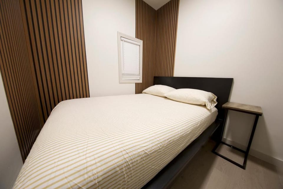 3Bedrm Apartment-Free Private Parking-5 Min to Airport & Downtown Apartment in Chelsea