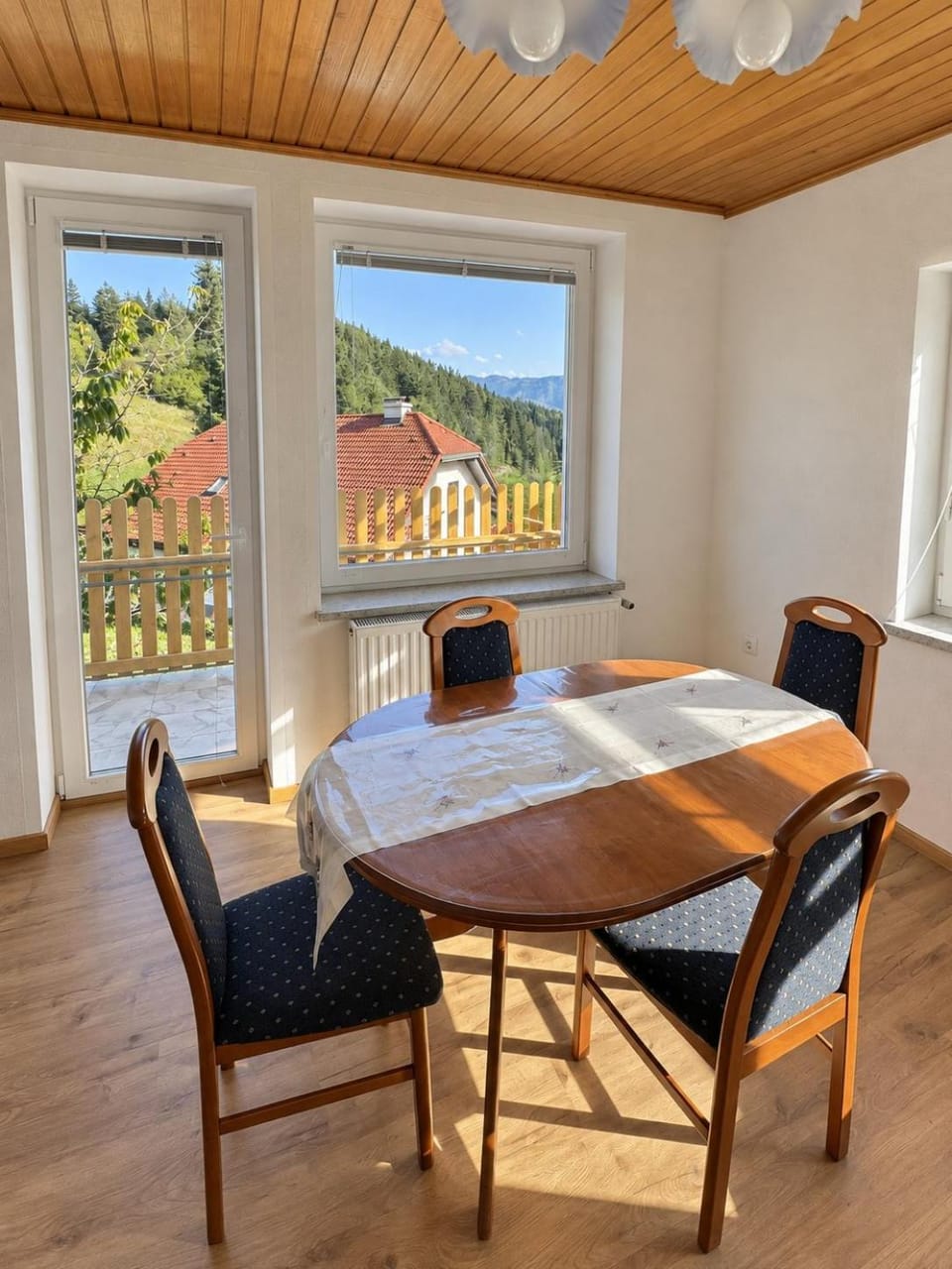 Seating area, Dining area
