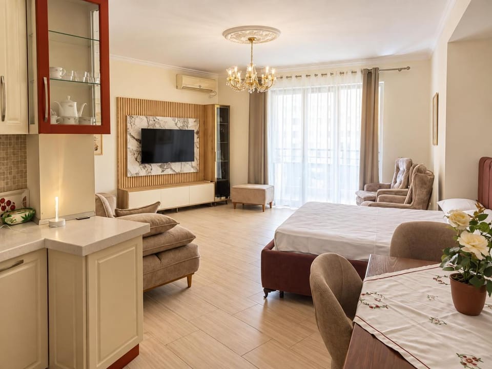 Bed, TV and multimedia, Kitchen or kitchenette, Living room, Photo of the whole room, Dining area, Bedroom, air conditioner