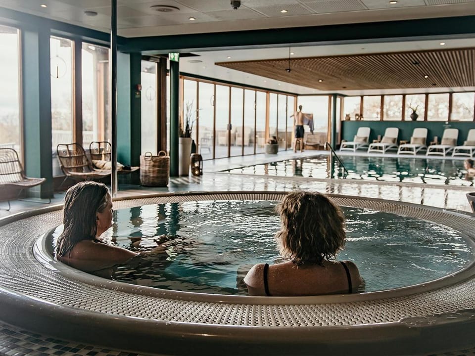 Hot Tub, group of guests