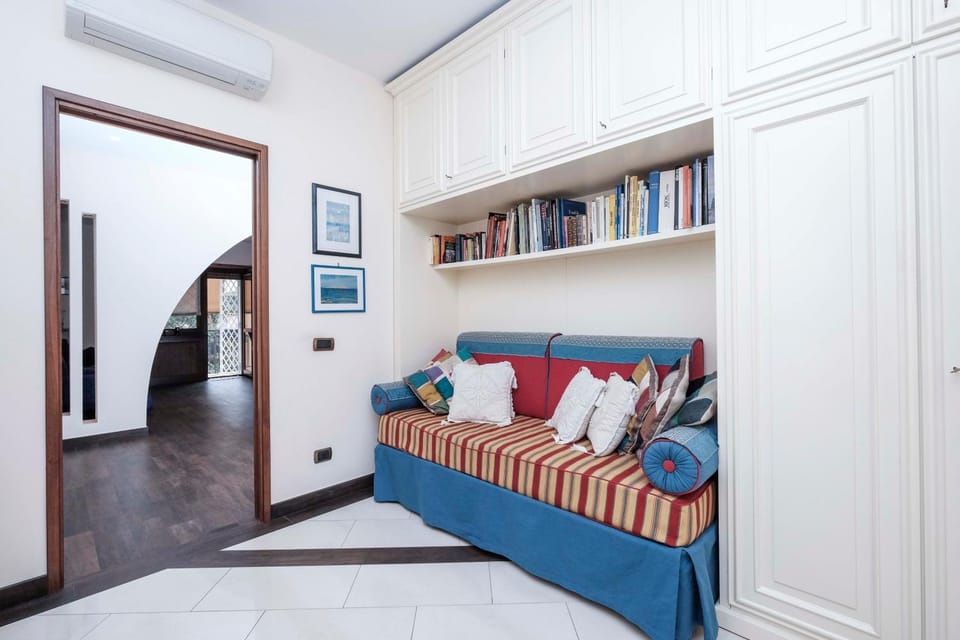 Bed, Library, Photo of the whole room, Bedroom, wardrobe