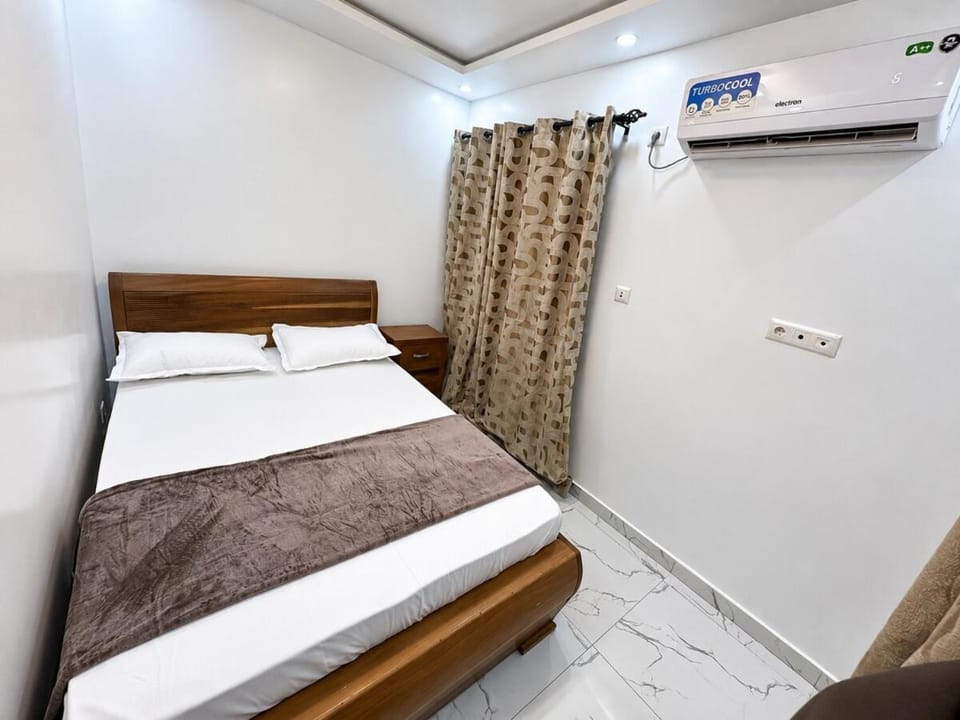 Bed, Photo of the whole room, Bedroom, towels, air conditioner