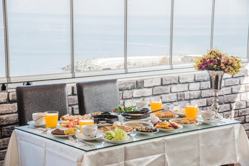 Restaurant/places to eat, Balcony/Terrace, Breakfast