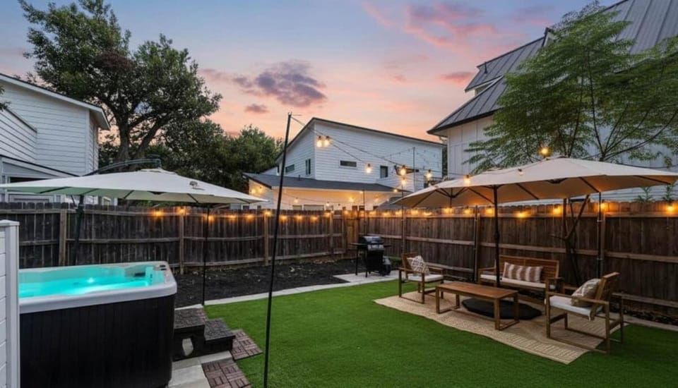 Central Austin Luxury - Hot Tub - Game Room - Private Gate House in Austin