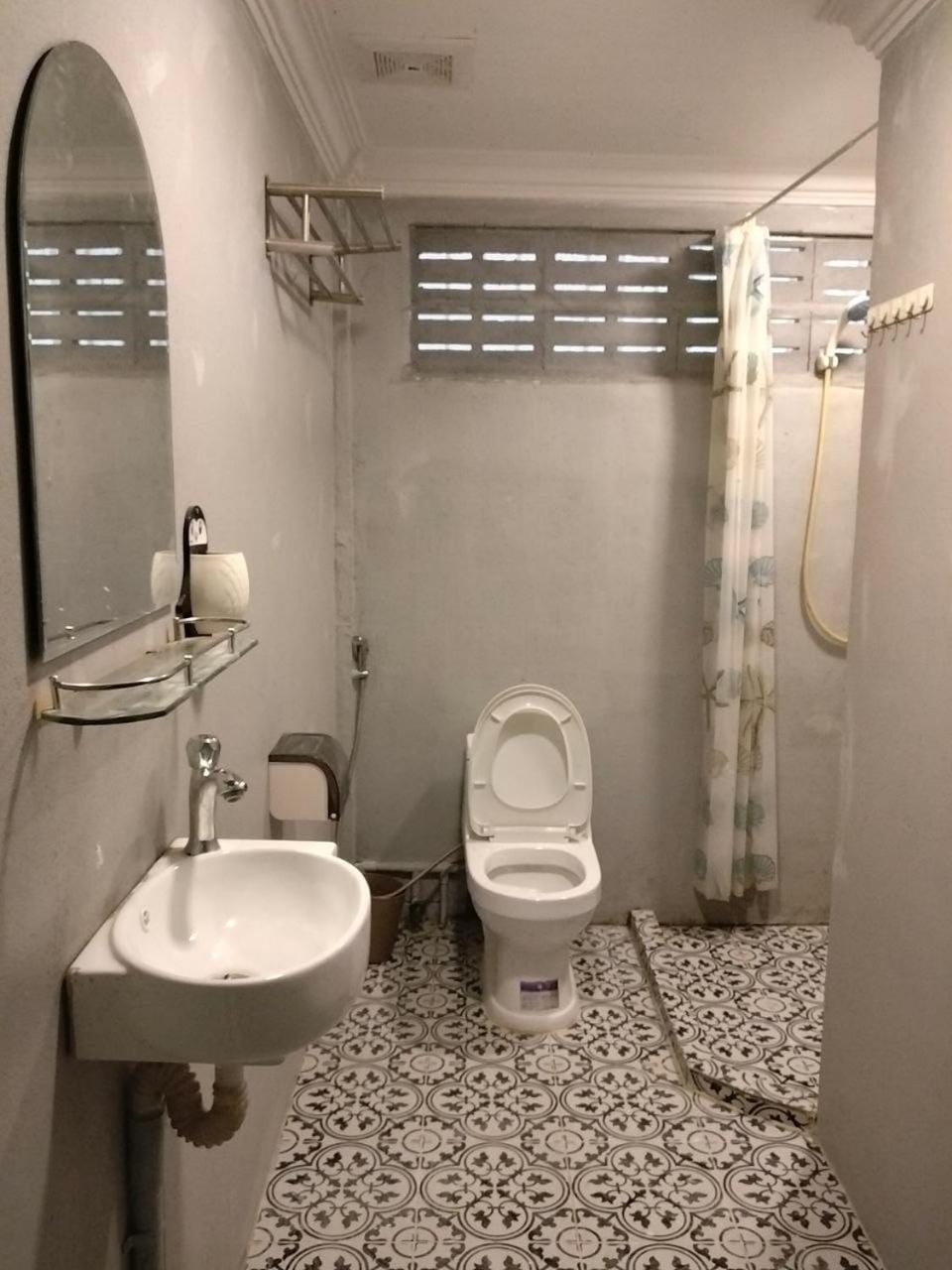 Shower, Toilet, Bathroom, bidet, towels