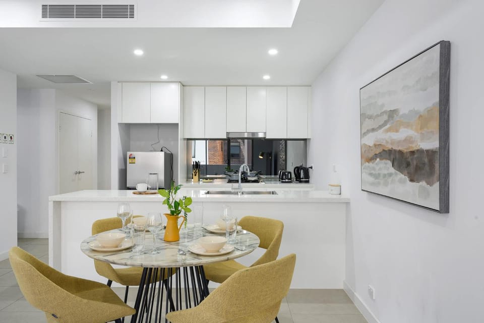 Modern 1BR and Study Near Airport Shops & Parking Apartment in Mascot