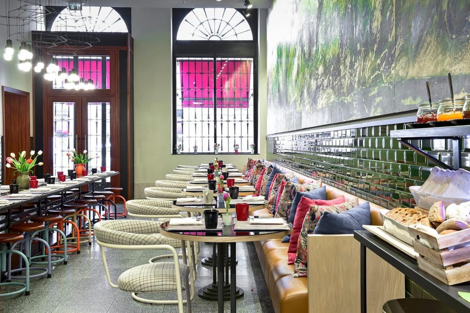 Restaurant/places to eat, Lounge or bar