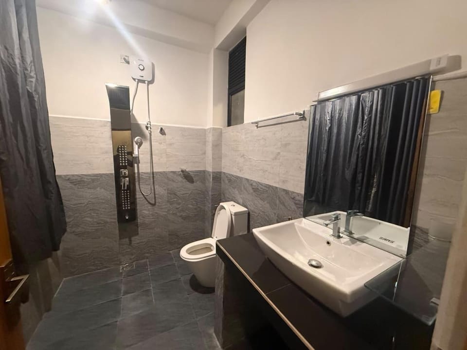 Shower, Toilet, Bathroom, towels