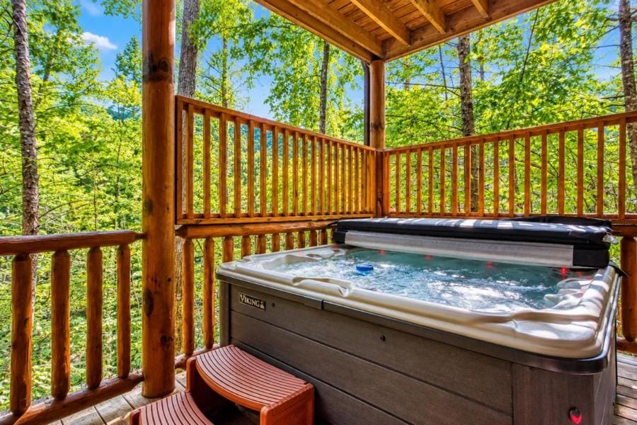 Spacious 6,000 Sq Ft Log Lodge Sleeps 27 Hot Tub, Game Room, Private Wooded Chalet in Gatlinburg