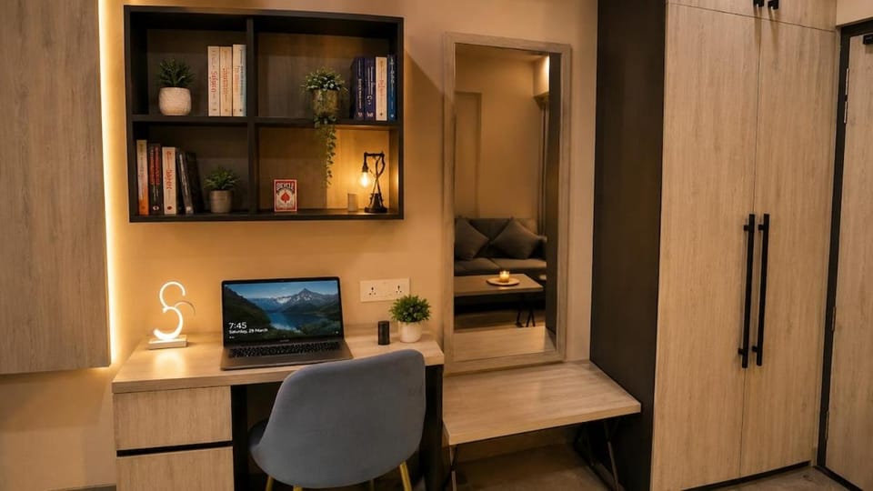 BLUE IRIS - Luxury ROOM, onsite swimming pool and 15 min from airport, Jaipur Apartment in Jaipur