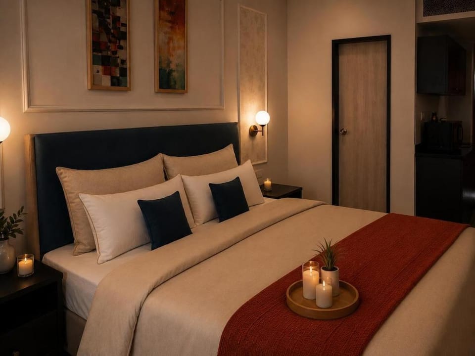 BLUE IRIS - Luxury ROOM, onsite swimming pool and 15 min from airport, Jaipur Apartment in Jaipur