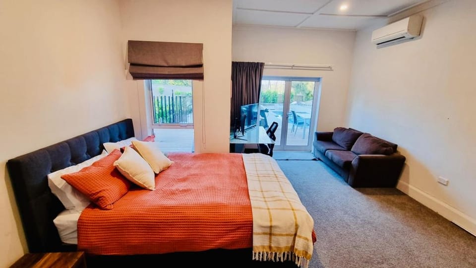 Mangawhai Villa, Poolside Days & Starry Spa Nights Villa in Northland