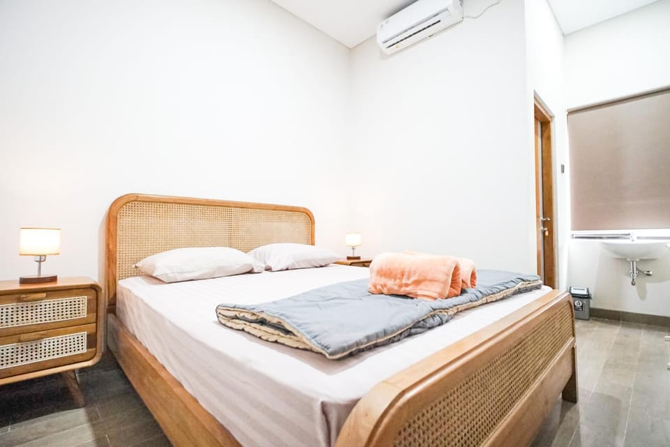 Bed, Bedroom, air conditioner