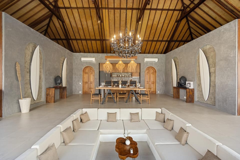 Chic 4BR Villa Near GWK, Pool, Sauna & Firepit Villa in Kuta Selatan