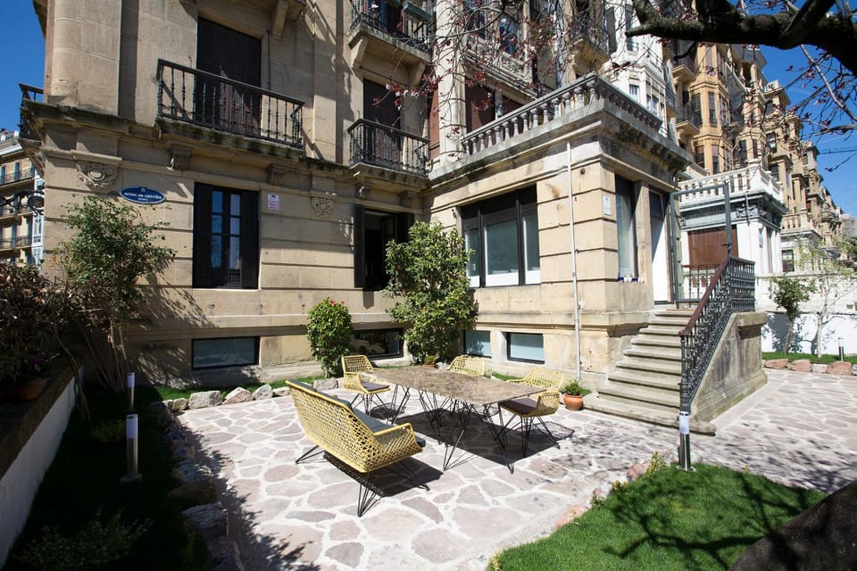 Property building, Facade/entrance, Garden