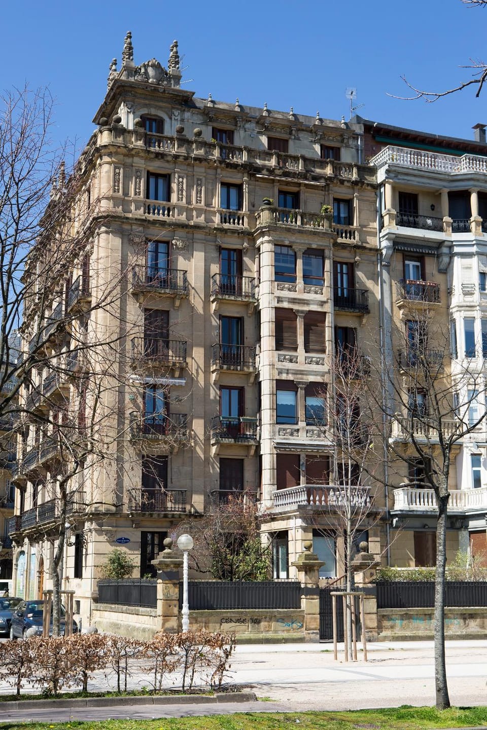 Property building, Facade/entrance, Location