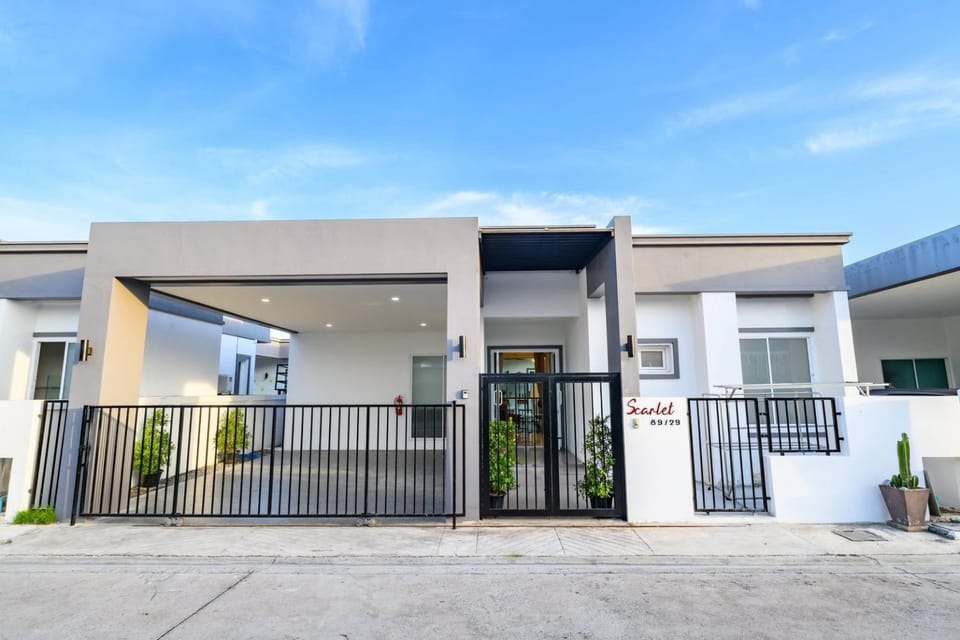 Scarlet Poolvilla - สกาเรตพูลวิลล่า Villa in Pattaya City
