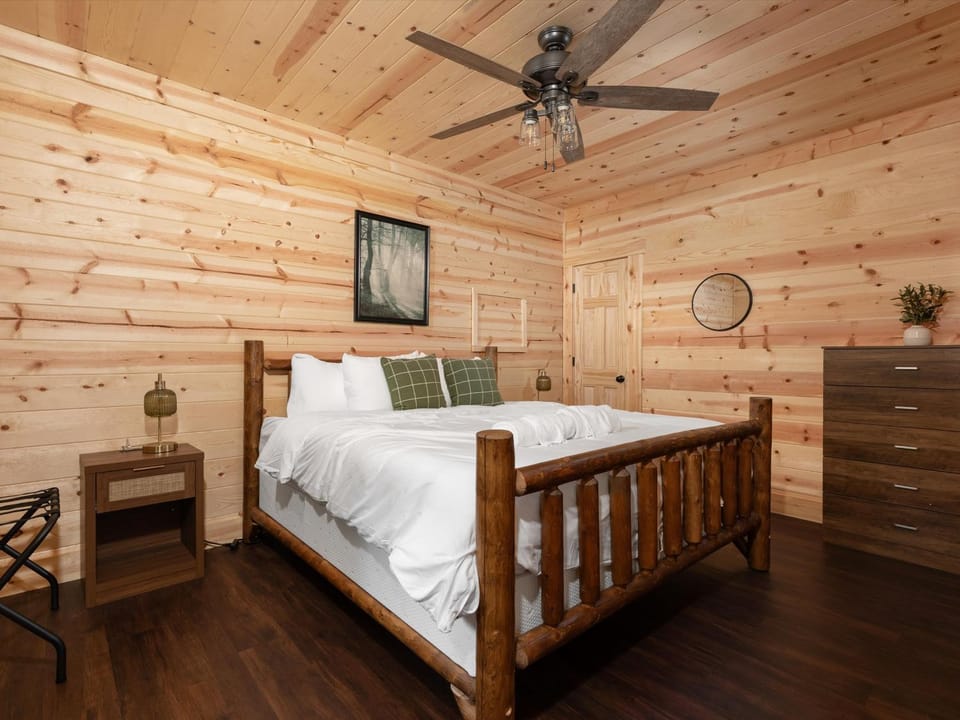 Bed, TV and multimedia, Photo of the whole room, Bedroom