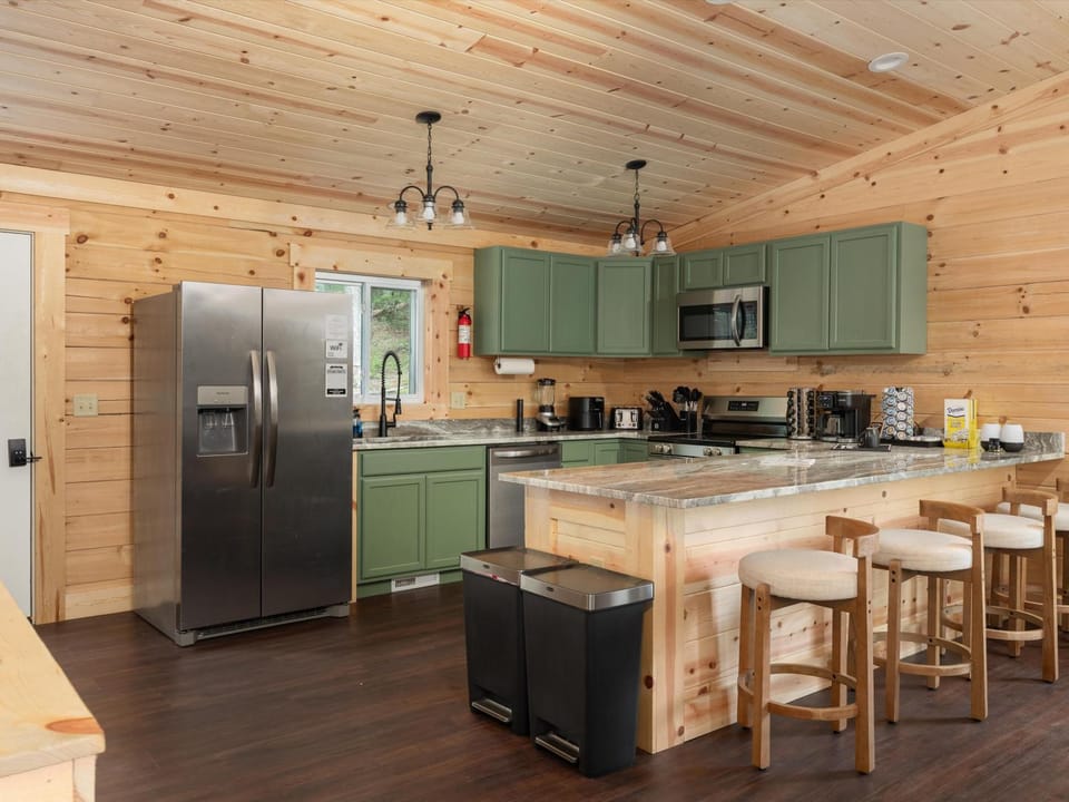 Kitchen or kitchenette, Dining area, dishwasher, minibar, oven, stove