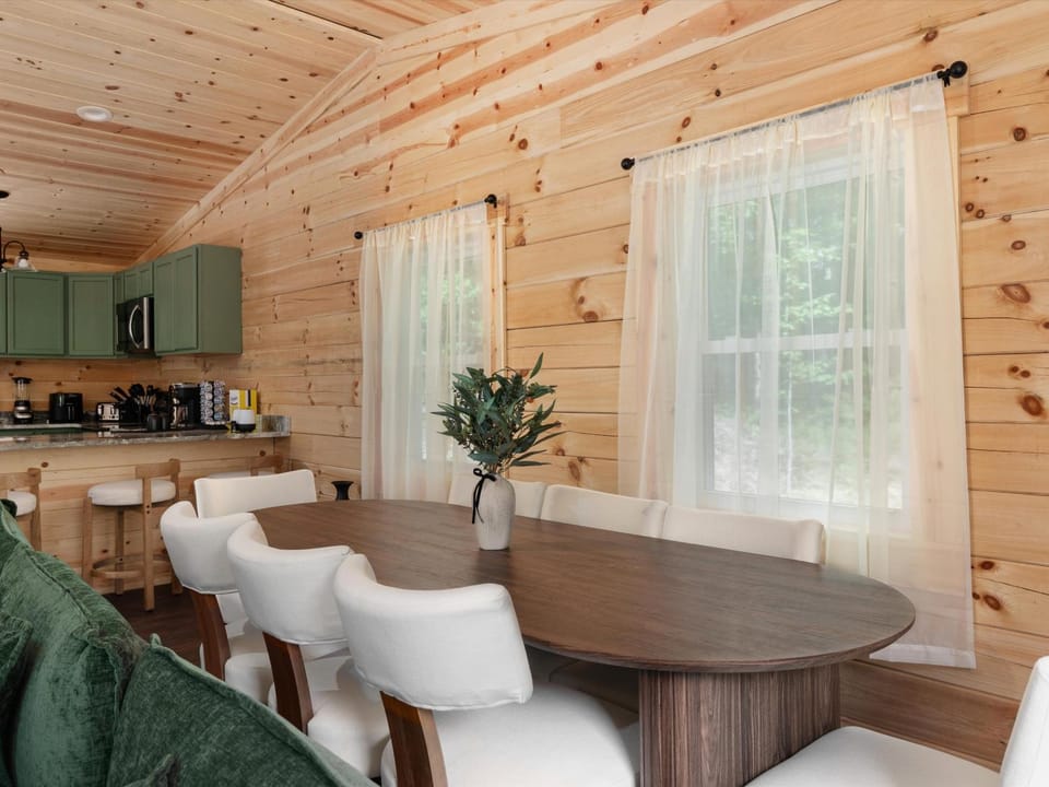 Kitchen or kitchenette, Seating area, Dining area