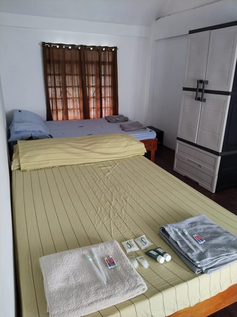 Bed, Bedroom, towels, wardrobe