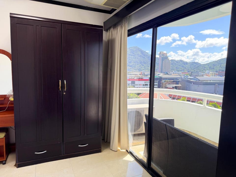 Bedroom, safe, wardrobe