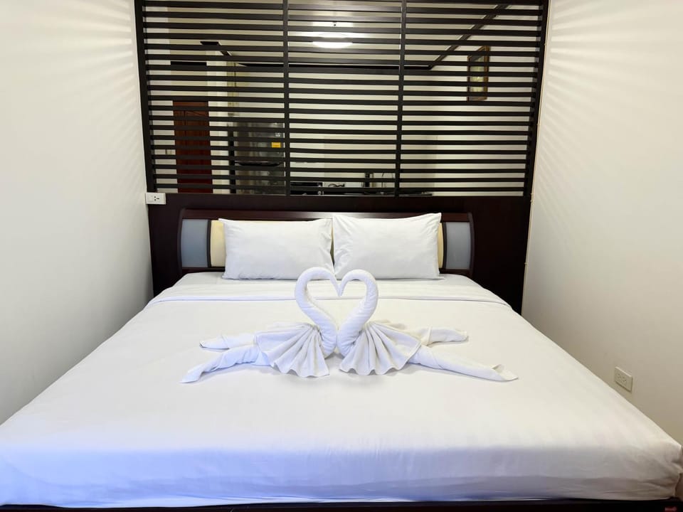 Bed, Bedroom, towels