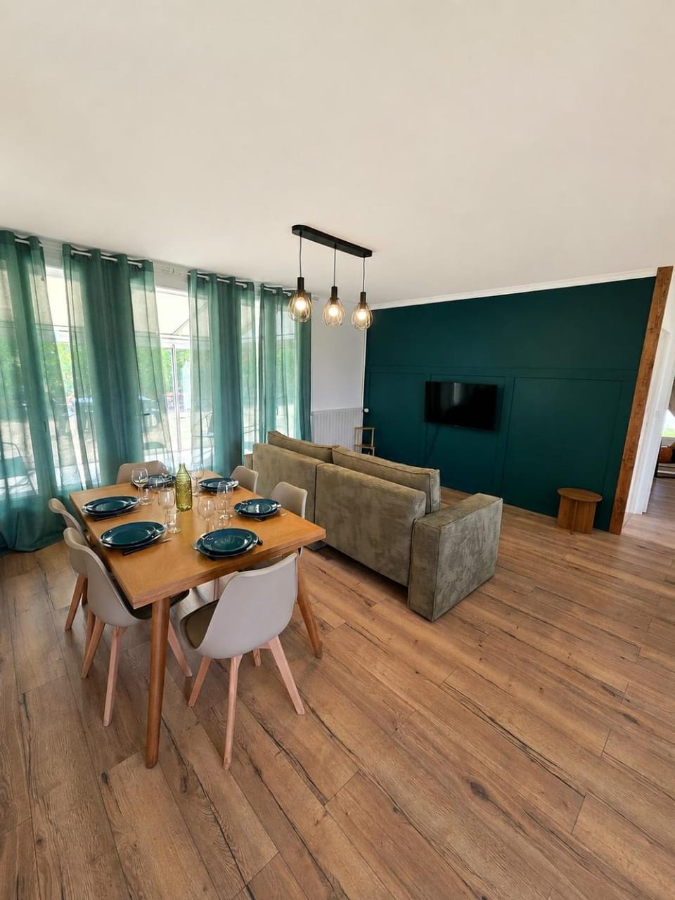TV and multimedia, Living room, Seating area, Dining area