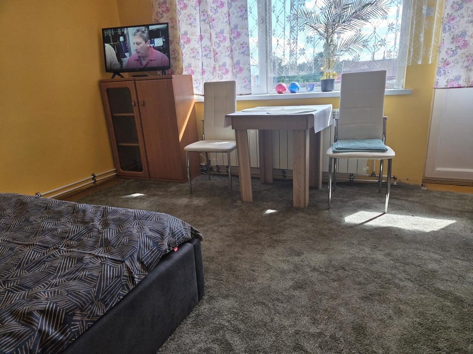 Bed, TV and multimedia, Photo of the whole room