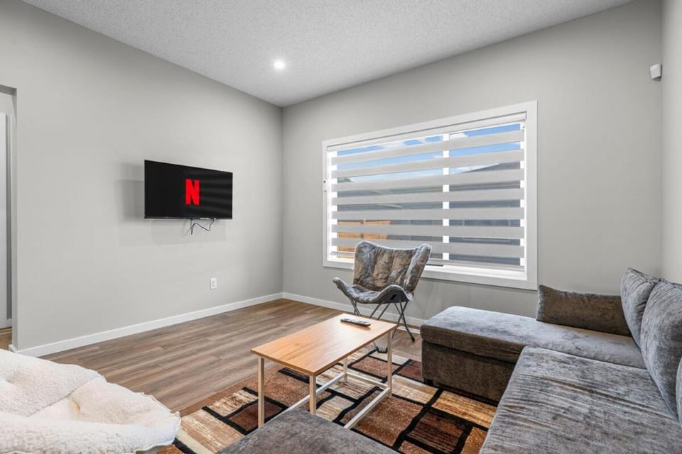 3BHK Close to Airport Backyard Single Family House in Edmonton