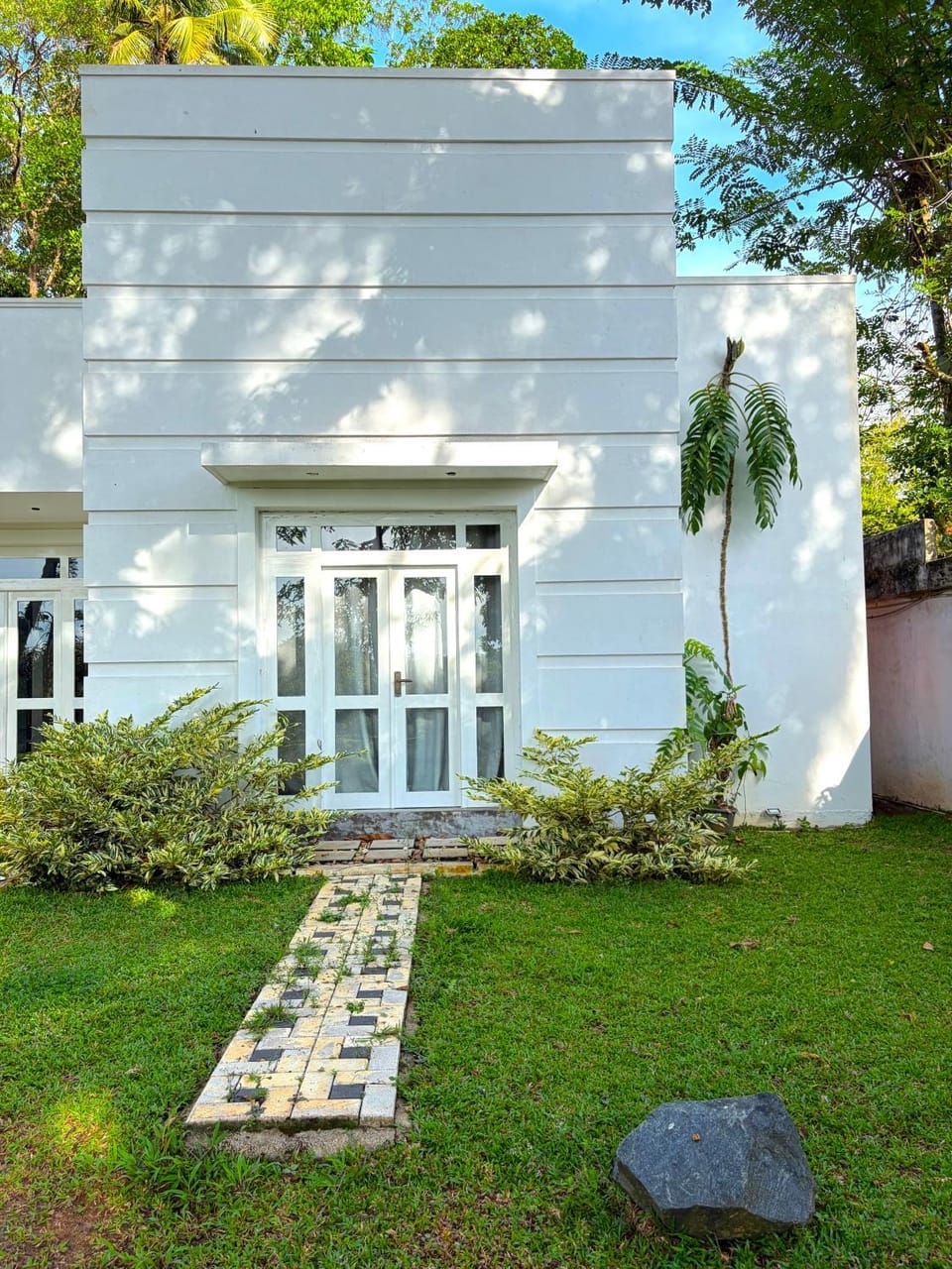 Property building, Facade/entrance, Garden, Garden view