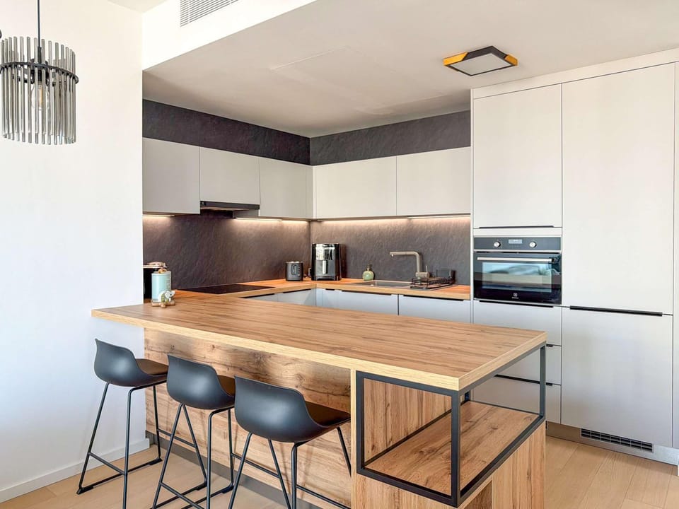 Coffee/tea facilities, Kitchen or kitchenette, Dining area, stove