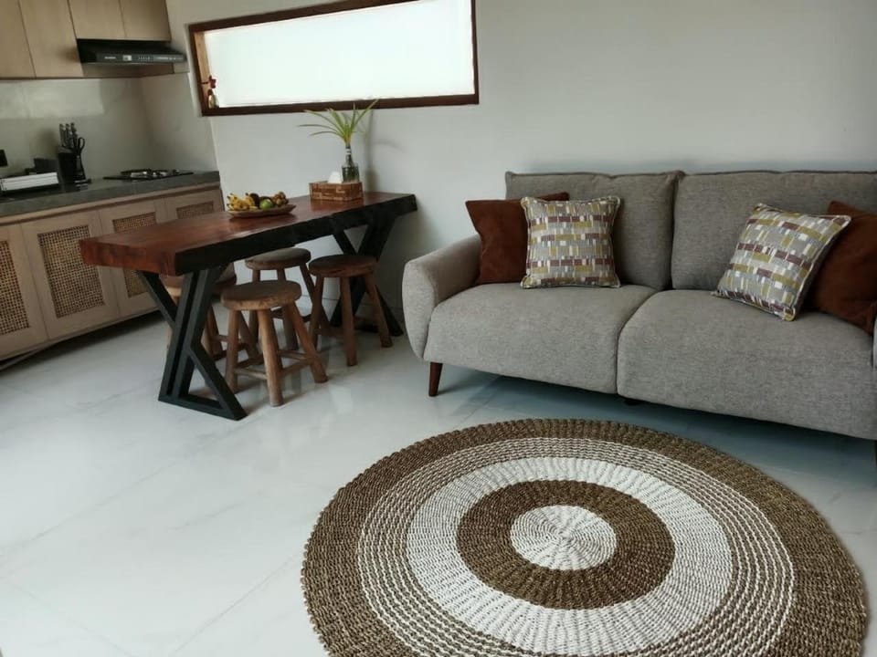 Kitchen or kitchenette, Seating area, Dining area
