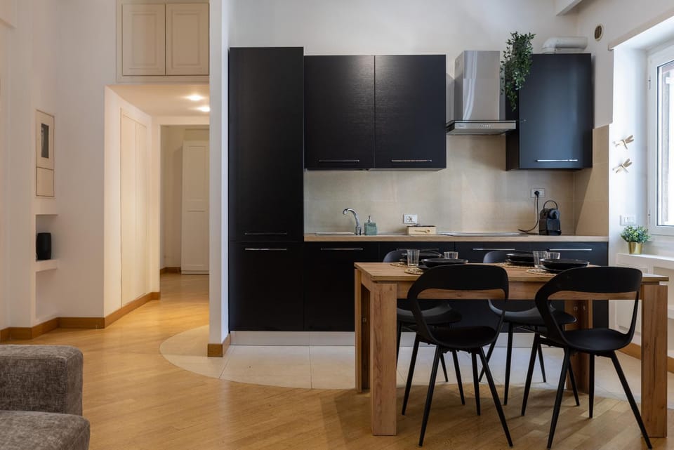 TV and multimedia, Kitchen or kitchenette, Living room, Seating area, Dining area, stove