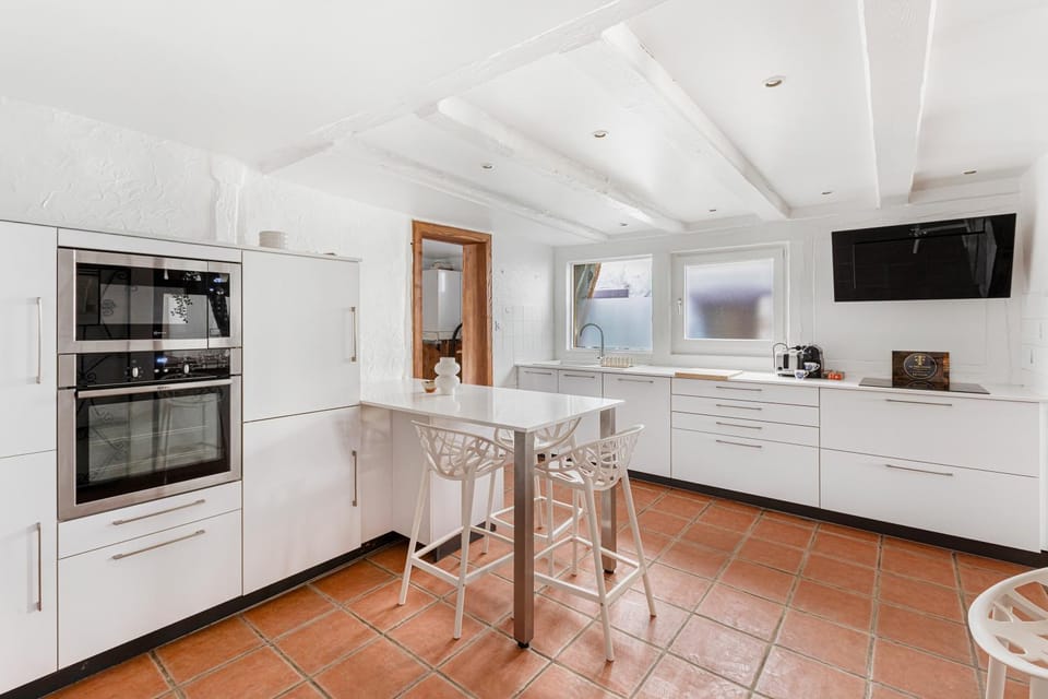 Coffee/tea facilities, Dining area, dishwasher, oven, stove, toaster, kitchen