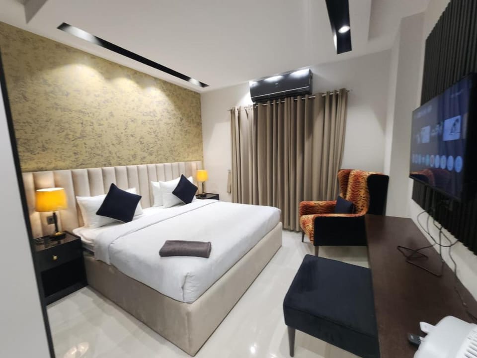 Bed, TV and multimedia, Seating area, Evening entertainment, Bedroom