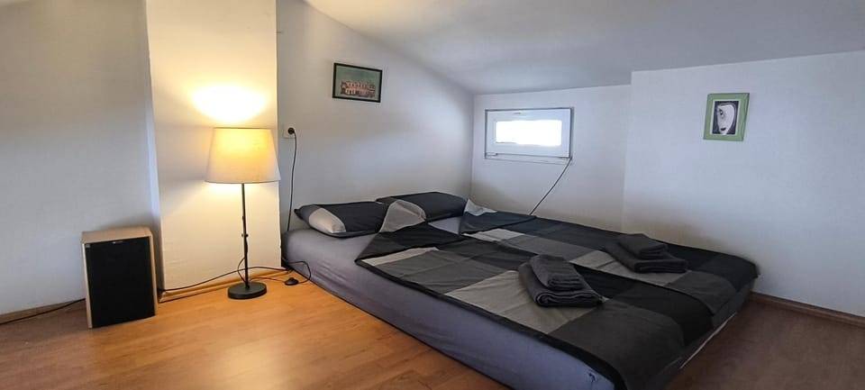 Bed, Bedroom, towels