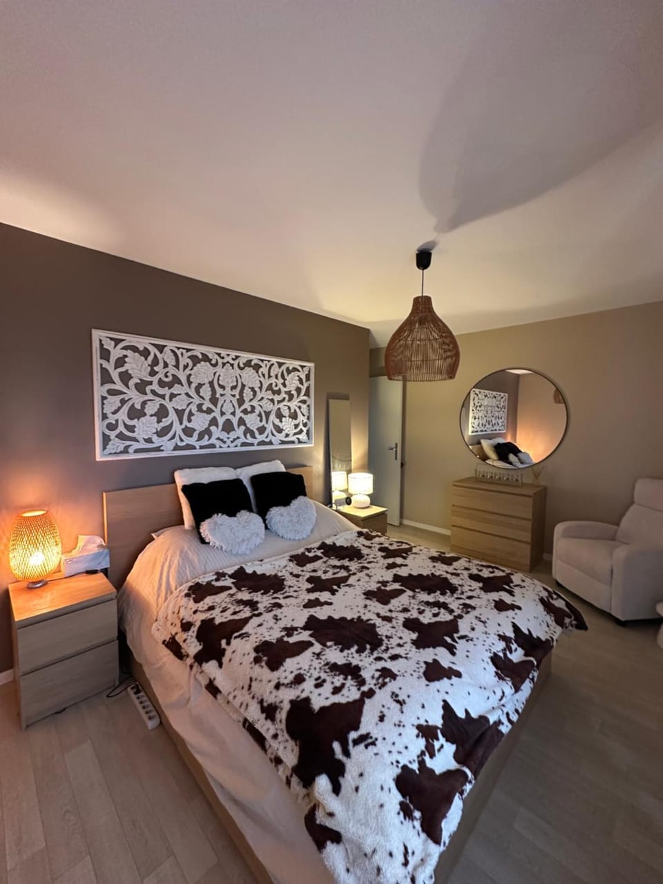 Bed, Photo of the whole room, Bedroom