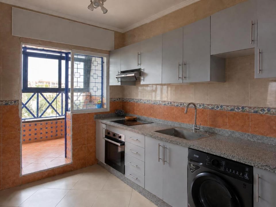 Kitchen or kitchenette, microwave, oven, pet friendly, stove, washing machine