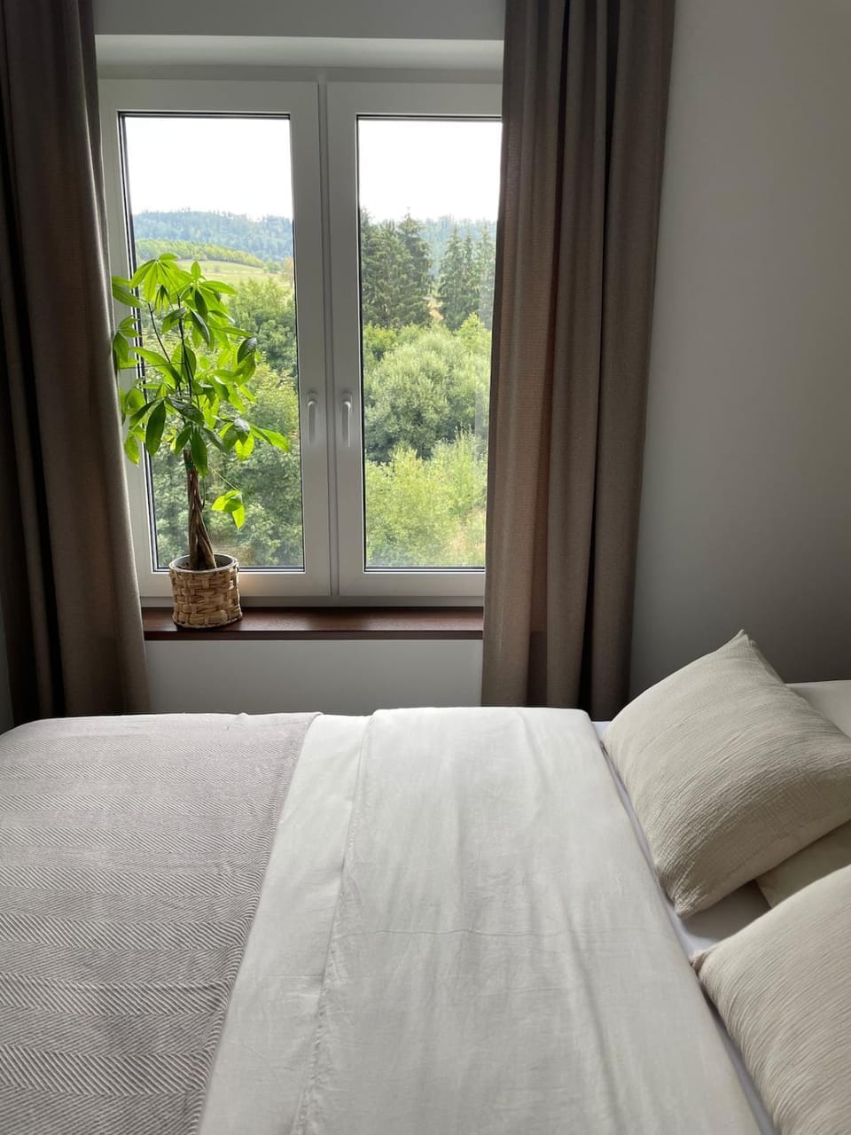 Bed, Natural landscape, Photo of the whole room, Bedroom, Mountain view