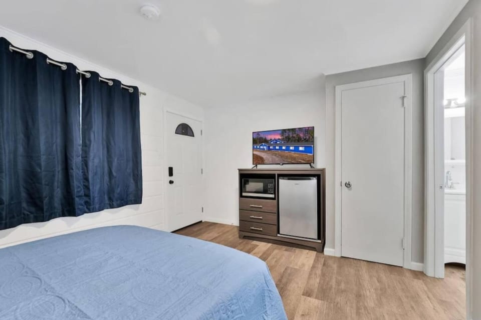 Room #7 - Two Queen Beds Vacation rental in Houghton Lake