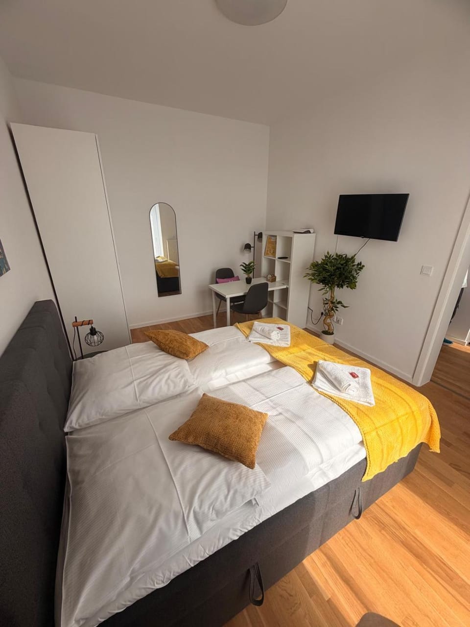 Bed, Bedroom, towels