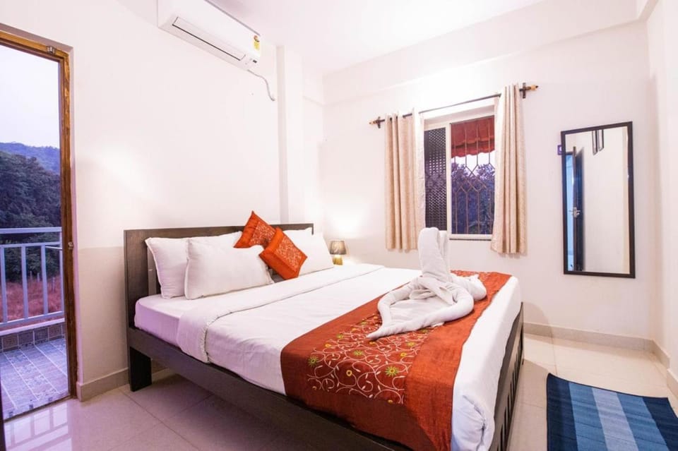 Bed, Balcony/Terrace, Bedroom, towels, air conditioner