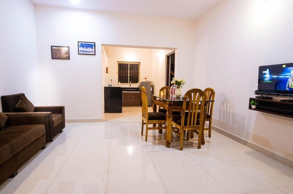 TV and multimedia, Living room, Seating area, Dining area, Swimming pool