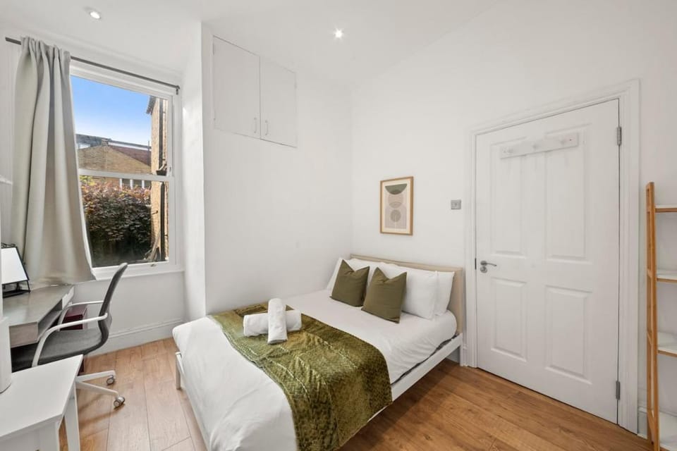 Bright 2 bed Chiswick by ARP Homes l 5 min tube & Heathrow House in London Borough of Richmond upon Thames
