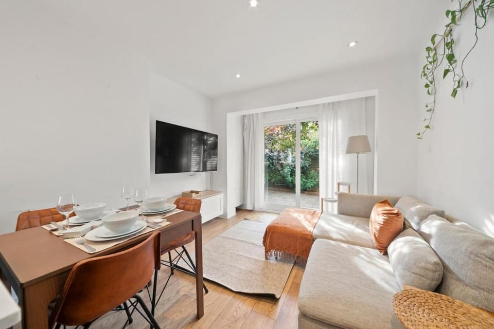 Bright 2 bed Chiswick by ARP Homes l 5 min tube & Heathrow House in London Borough of Richmond upon Thames