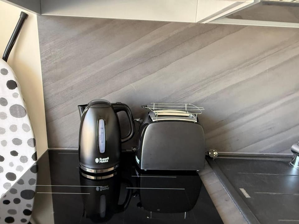 Coffee/tea facilities, toaster