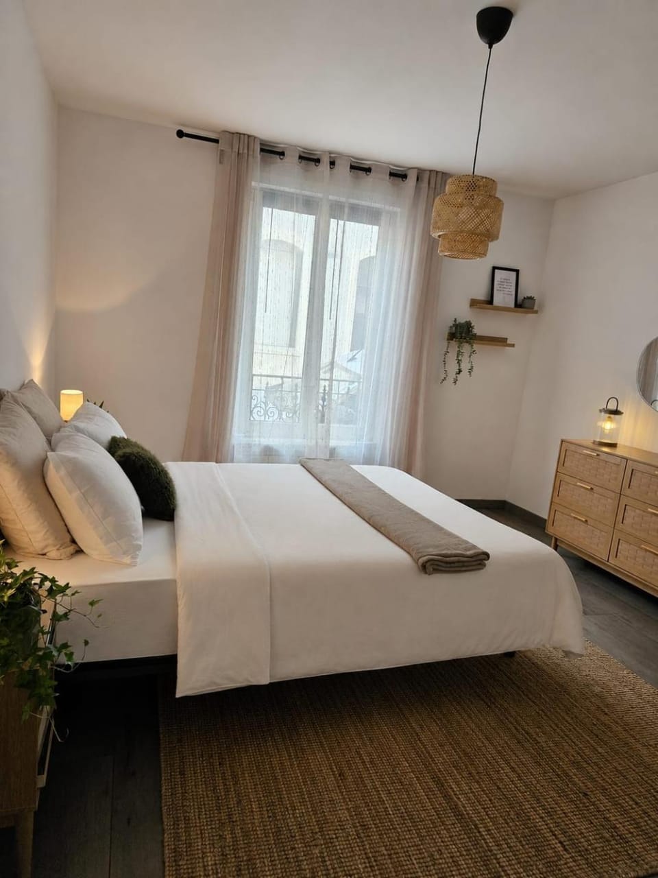 Bed, TV and multimedia, Bedroom
