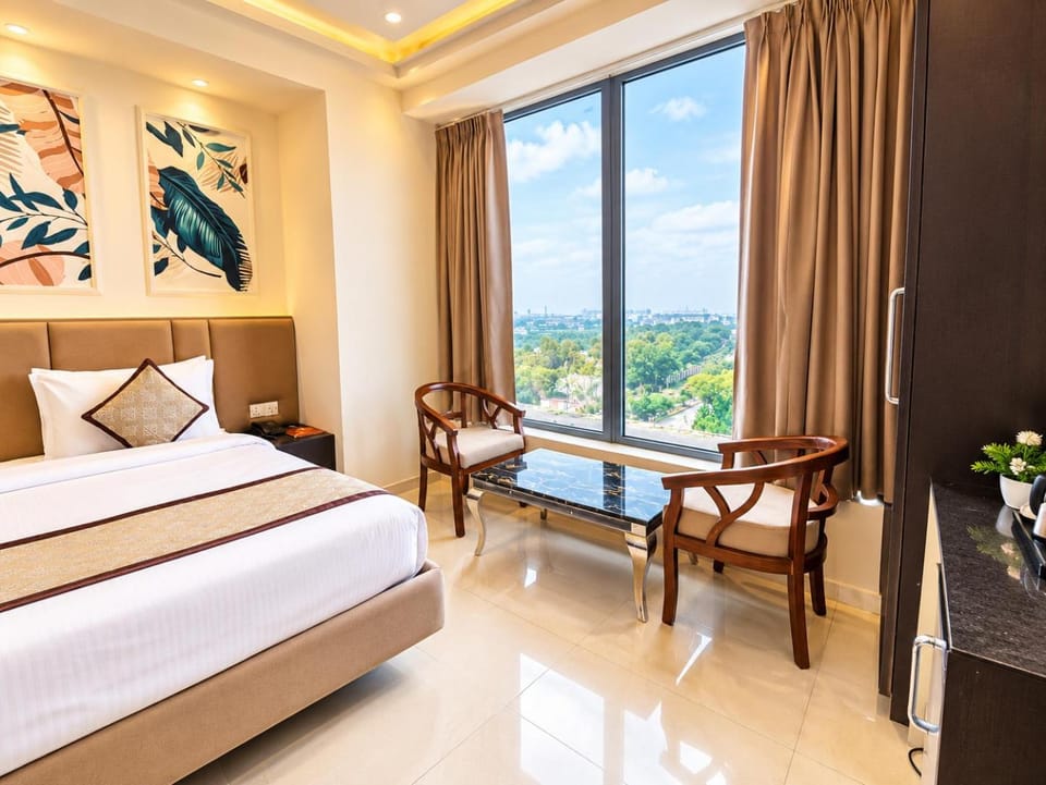 Bed, View (from property/room), Balcony/Terrace, Photo of the whole room, Seating area, Bedroom
